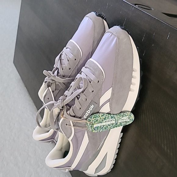 NWT Mens Reebok Retro Style Gray & Wht Sneakers Size: 10 - Picture 4 of 9